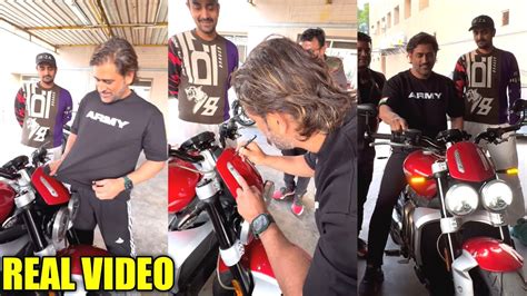 Watch Ms Dhoni Gave Autographs On The Fan S Bike And Won Everyone S