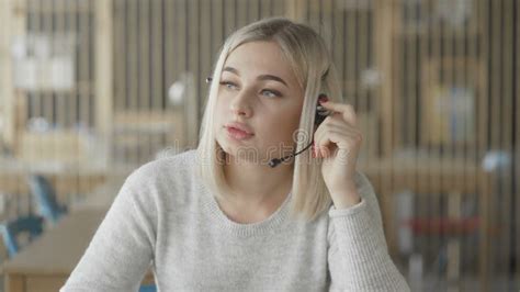Online Medewerker Van De Technische Support Blonde Vrouw Met Hoofdtelefoon Op Haar Hoofd Stock