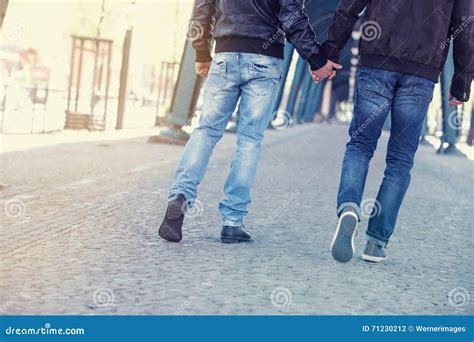 Dos Hombres Que Llevan A Cabo Las Manos Foto De Archivo Imagen De