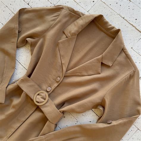 MACACÃO MANGA LONGA GOLINHA E CINTO NUDE Dondoca Moda Feminina