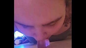 Une jeune femme sexy baise profondément son gode rose dans la gorge XVIDEOS