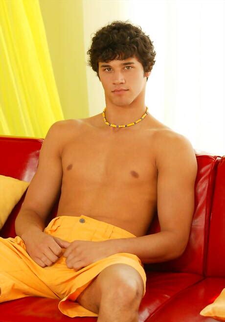 Gay Men Twinks Undressing Pics