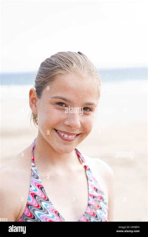 M Dchen Bikini Fotos Und Bildmaterial In Hoher Aufl Sung Seite Alamy