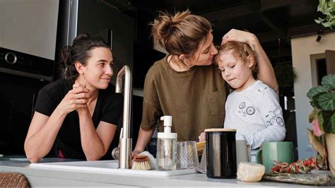 Místo matky a otce pouze rodič Gay páry dostanou pro děti speciální rodné listy Deník cz