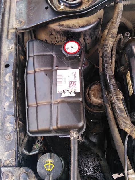 Замена бачка охлаждающей жидкости! — Ford Mondeo III, 2 л, 2006 года ...