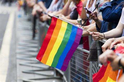 Un Espectador Ondea Una Bandera De Arco Iris Gay En Una Marcha De Orgullo Gay LGBT 2024