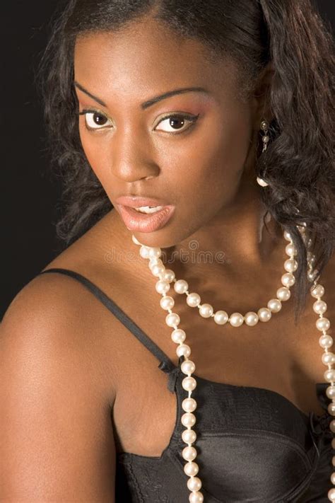 Mooi Zwart Meisje In Zwarte Lingerie Portret Stock Foto Image Of Zwart Donker