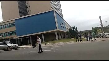 Gay excitado dança no semáforo para seduzir XVIDEOS