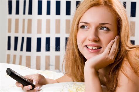 Reizende Blonde Frau Mit Zwei Hunden Auf Einem Gebiet Stockfoto Bild