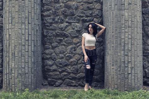 Junger Brunette Mit Dem Gelockten Haar Stockbild Bild von rotationen beiläufig