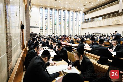 Photo Gallery Yeshivas Yosheves Zion Bein Hazmanim In Bobov Boro