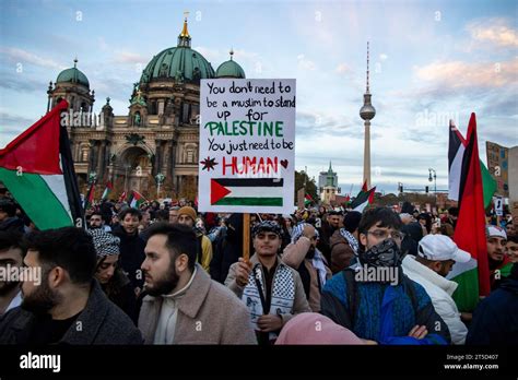 Menschen Nehmen Einer Demostration In Solidaritaet Mit Palaestina In