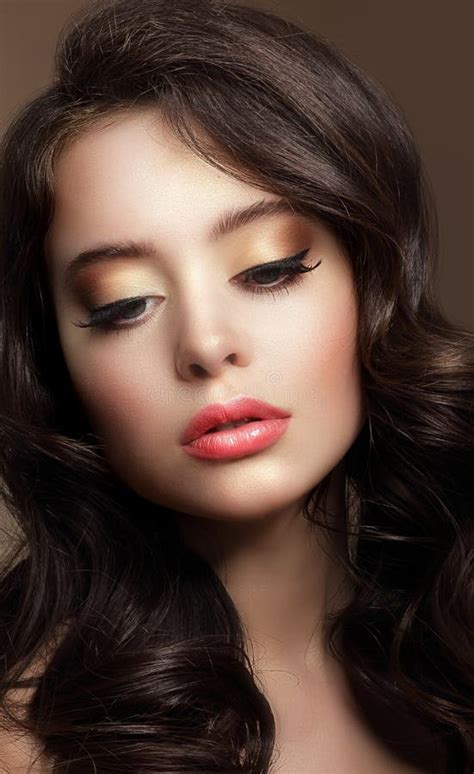 Reine Sch Nheit Portr T Des Jungen Brunette Mit Glattem Make Up Stockbild Bild Von Lockig