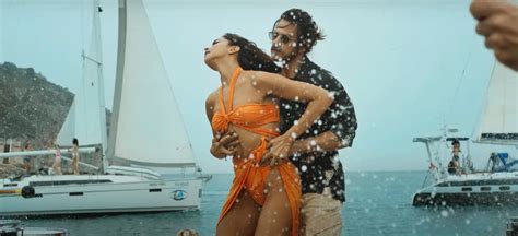 Deepika Padukones S Hottest Bikini Looks Shah Rukh Khan S Killer Abs