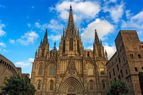 La maestosità gotica nel cuore di Barcellona la cattedrale della santa