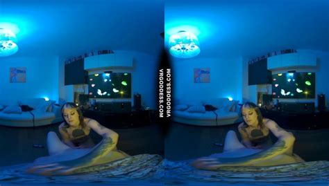 Brille Giving Sexy Striptease Lapdance With Pussy Licking Dildo For