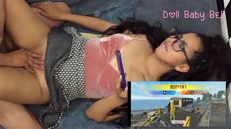 Toco A Mi Amiga Mientras Juega Con El Mobil XVIDEOS