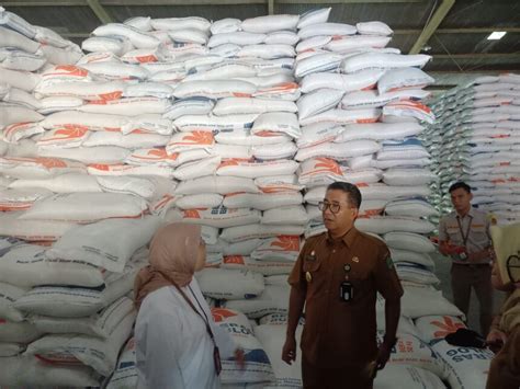 Pj Gubernur Kaltim Tinjau Gudang Bulog Balikpapan Pastikan Stok Beras