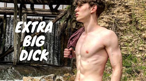 Hot Hunk Branle Sa Grosse Bite Cm Dans Un Lieu Public Pr S Du Barrage Vid O De Sexe