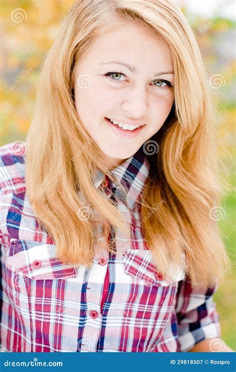 Portrait D Une Belle Jeune Femme Blonde Image Stock Image Du Visage Personne