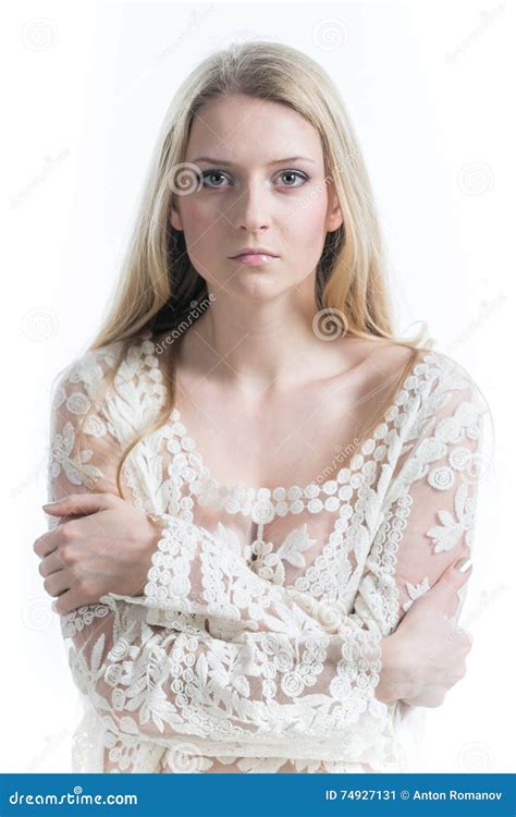 Belle Fille Blonde Russe Sur Un Fond Blanc Dans Un Chemisier Translucide Blanc Image Stock