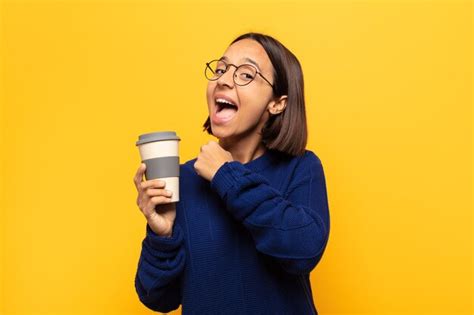 Mujer latina joven que se siente feliz positiva y exitosa motivada cuando enfrenta un desafío