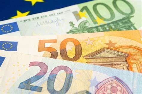 tidak  dolar  nilai tukar euro  anjlok jadi rp