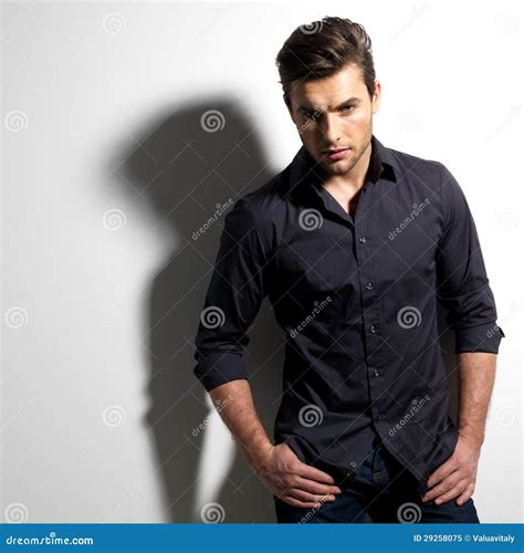 Forme O Retrato Do Homem Novo Na Camisa Preta Imagem De Stock Imagem