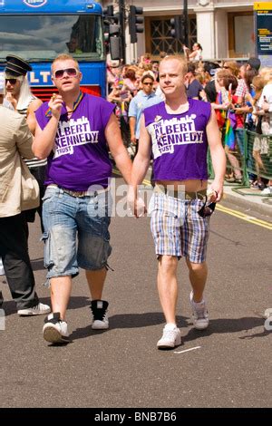 Londres Gay Pride Parade Deux Jeunes Hommes Chauve Couple En Shorts Avec Paunches Cuir S