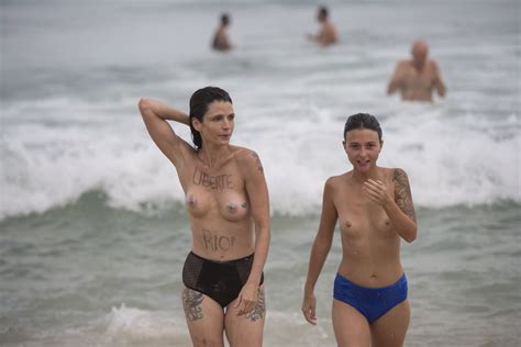 Soci T Pourquoi Les Jeunes Fran Aises Boudent Le Topless La Plage