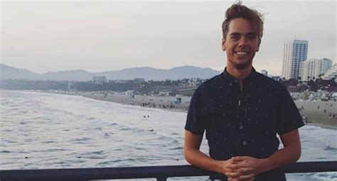 Studente mormone è virale il coming out alla cerimonia di laurea video Gay it