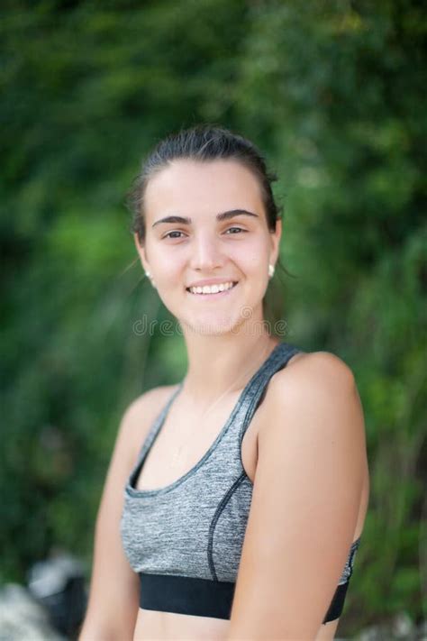 Ritratto Della Ragazza Sorridente Attraente Nella Cima Di Bikini Immagine Stock Immagine Di