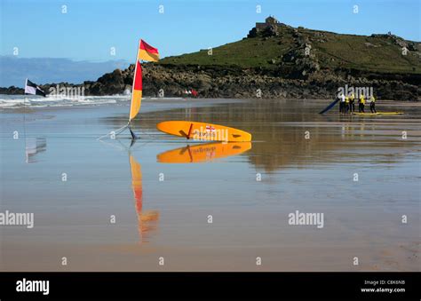 Uk Rettungsschwimmer Surfbrett Auf St Ives Strand Fotos Und