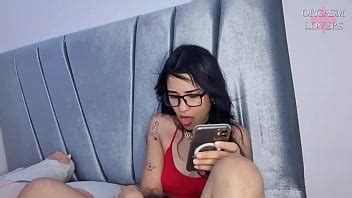 Satisfacción de Carahoney porque le coman la concha mientras edita sus videos XVIDEOS