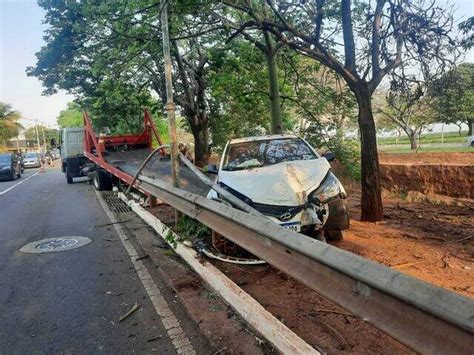 Motorista Perde Controle De Carro E Derruba Poste Na Fernando Corr A Da