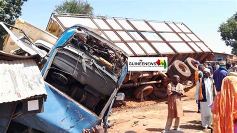 Accident De La Route L Louma Un Camion Se Renverse Et Fait Quatre