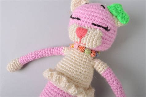 Купить Мягкая вязаная игрушка кошка розовая в платье с цветком ...
