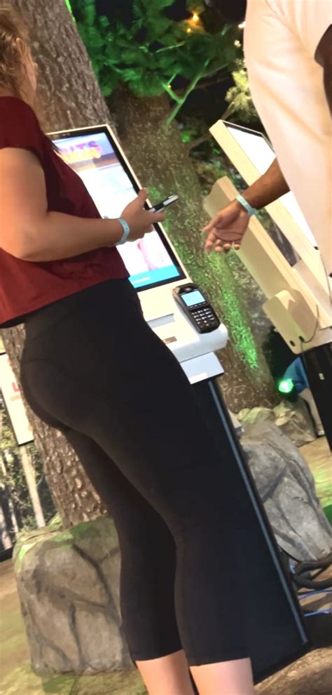 Pawg MILF At Dunkin Kiosk Long Video Spandex Leggings Yoga Pants Forum