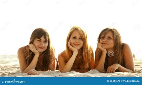 Meisjes In Bikini Op Het Strand Stock Afbeelding Image Of Rood