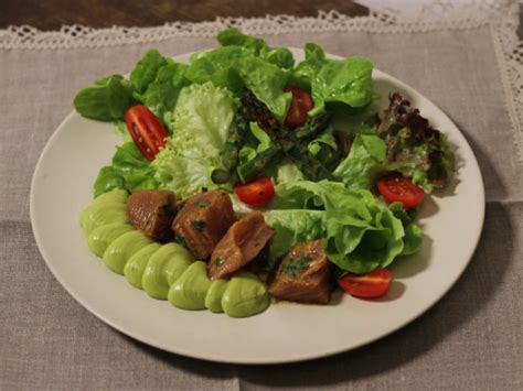 Marinierter Thunfisch Mit Avocado Und Salat Rezept Kochbar De