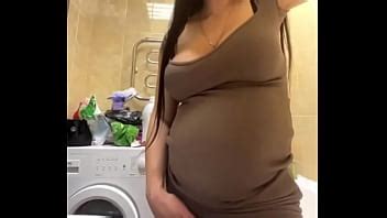 Pregnant MILF Shows Her Pussy XNXX