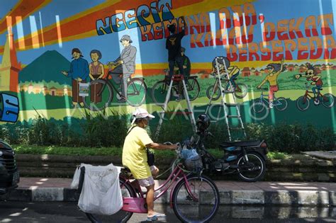 Mural Kampanye Bersepeda Antara Foto
