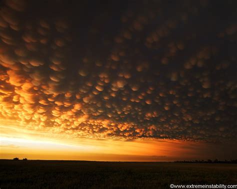 Облака в пупырышек на закате обои 1280x1024.