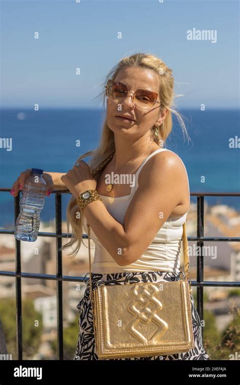 Femme Blonde Yeux Bleus Banque De Photographies Et Dimages Haute R Solution Alamy