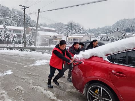 桃江团员青年闻雪而动 扫雪除冰志愿先行