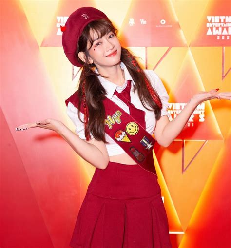 Lê Bống và dàn hot girl Vbiz nhan sắc thật khác xa ảnh sống ảo