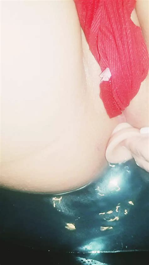 La Casalinga Amatoriale Tira Fuori Le Mutandine Dalla Sua Figa Bagnata Con Un Dildo Nel Culo