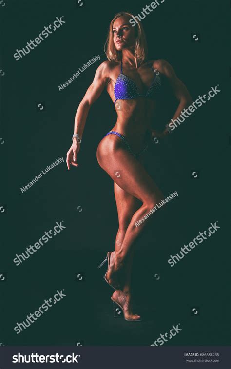 Fitness Bikini Girl On Black Stock Photo 686586235 Shutterstock