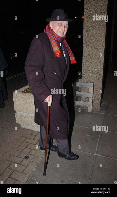 Ronnie Drew Celebrities Pay Tribute To Dubliners Singer Ronnie Drew On