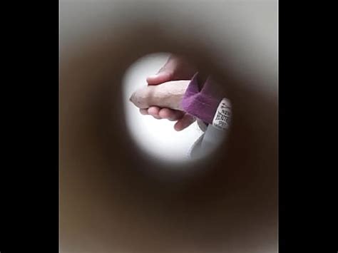 Hombres masturbándose en baños publico XVIDEOS